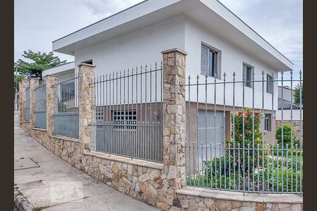 Casa à venda com 250m², 4 quartos e 5 vagas Casa à venda com 250m², 4 quartos e 5 vagasFachada
