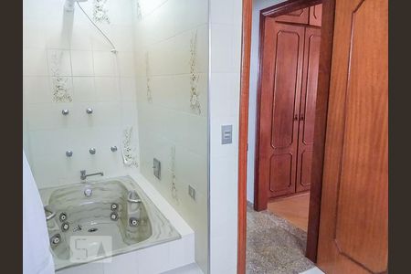 Casa à venda com 250m², 4 quartos e 5 vagas Casa à venda com 250m², 4 quartos e 5 vagasBanheiro da Suíte