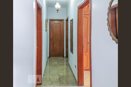 Casa à venda com 250m², 4 quartos e 5 vagas Casa à venda com 250m², 4 quartos e 5 vagasCorredor