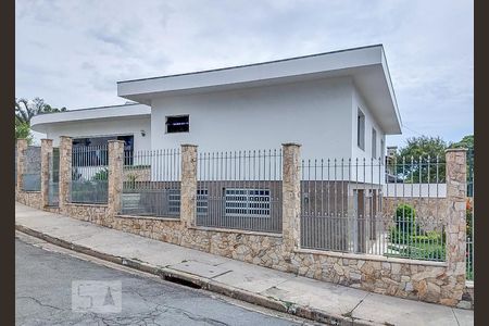 Casa à venda com 250m², 4 quartos e 5 vagas Casa à venda com 250m², 4 quartos e 5 vagasFachada