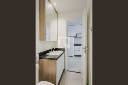 Banheiro de apartamento para alugar com 1 quarto, 28m² em Pinheiros, São Paulo