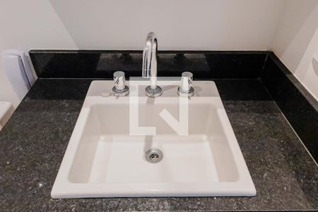 Banheiro de apartamento para alugar com 1 quarto, 28m² em Pinheiros, São Paulo