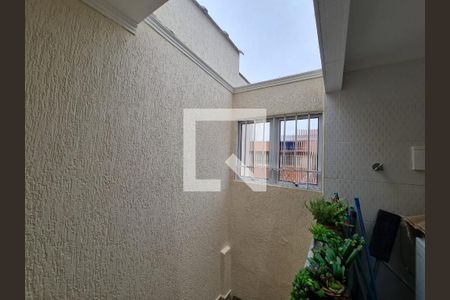 Casa à venda com 227m², 3 quartos e 2 vagasEscada acesso a area de serviço