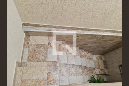 Casa à venda com 227m², 3 quartos e 2 vagasEscada acesso a area de serviço