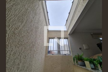 Casa à venda com 227m², 3 quartos e 2 vagasEscada acesso a area de serviço