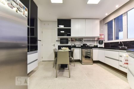 Apartamento para alugar com 328m², 4 quartos e 4 vagas Apartamento para alugar com 328m², 4 quartos e 4 vagasCozinha