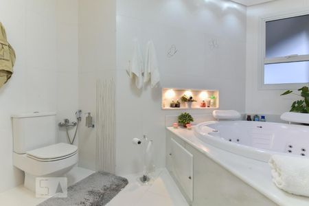 Apartamento para alugar com 328m², 4 quartos e 4 vagas Apartamento para alugar com 328m², 4 quartos e 4 vagasBanheiro da Suíte Master