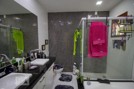 Casa à venda com 250m², 3 quartos e 5 vagas Casa à venda com 250m², 3 quartos e 5 vagasBanheiro da Suíte 1
