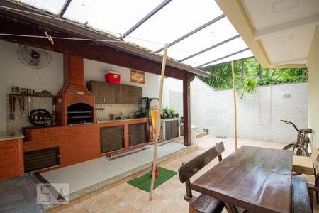 Casa à venda com 250m², 3 quartos e 5 vagas Casa à venda com 250m², 3 quartos e 5 vagasÁrea de Lazer