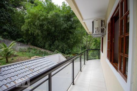 Casa à venda com 250m², 3 quartos e 5 vagas Casa à venda com 250m², 3 quartos e 5 vagasSacada Corredor