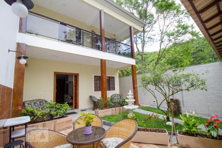 Casa à venda com 250m², 3 quartos e 5 vagas Casa à venda com 250m², 3 quartos e 5 vagasJardim