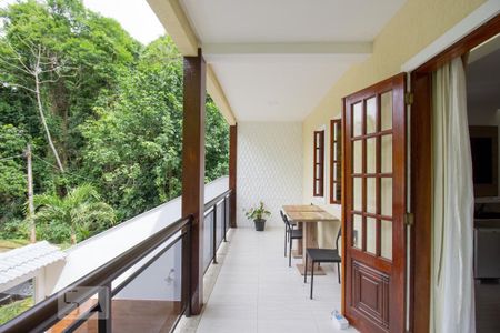 Casa à venda com 250m², 3 quartos e 5 vagas Casa à venda com 250m², 3 quartos e 5 vagasVaranda da Suíte 1