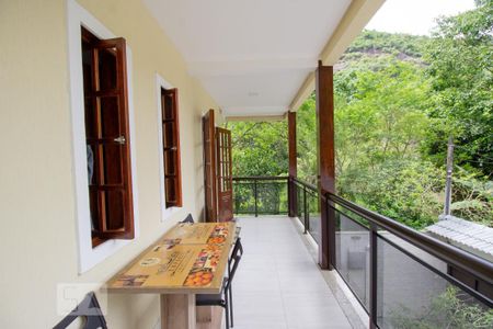 Casa à venda com 250m², 3 quartos e 5 vagas Casa à venda com 250m², 3 quartos e 5 vagasVaranda da Suíte 1