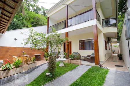 Casa à venda com 250m², 3 quartos e 5 vagas Casa à venda com 250m², 3 quartos e 5 vagasFrente da Casa