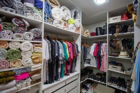 Casa à venda com 250m², 3 quartos e 5 vagas Casa à venda com 250m², 3 quartos e 5 vagasCloset da Suíte 1