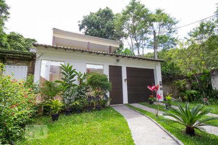 Casa à venda com 250m², 3 quartos e 5 vagas Casa à venda com 250m², 3 quartos e 5 vagasFachada da Casa
