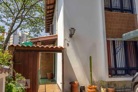 Casa à venda com 223m², 4 quartos e 2 vagas Casa à venda com 223m², 4 quartos e 2 vagasFachada