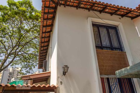 Casa à venda com 223m², 4 quartos e 2 vagas Casa à venda com 223m², 4 quartos e 2 vagasFachada