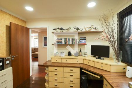 Apartamento à venda com 330m², 3 quartos e 4 vagas Apartamento à venda com 330m², 3 quartos e 4 vagasEscritório