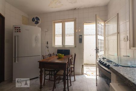 Casa à venda com 224m², 4 quartos e 3 vagas Casa à venda com 224m², 4 quartos e 3 vagasCozinha