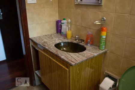 Casa à venda com 350m², 4 quartos e 4 vagasBANHEIRO