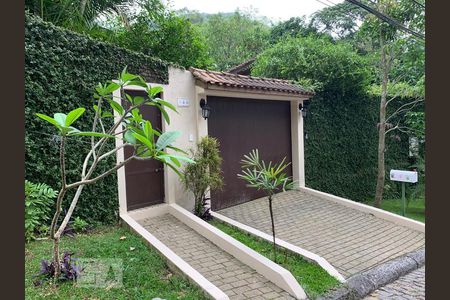 Casa de condomínio à venda com 180m², 4 quartos e sem vaga