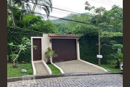 Casa de condomínio à venda com 180m², 4 quartos e sem vaga
