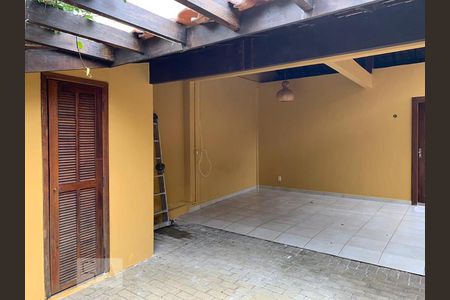 Casa de condomínio à venda com 180m², 4 quartos e sem vaga