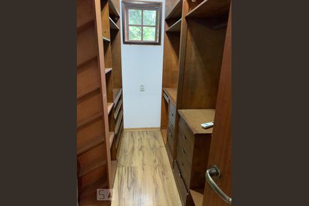 Casa de condomínio à venda com 180m², 4 quartos e sem vaga Casa de condomínio à venda com 180m², 4 quartos e sem vagaCloset