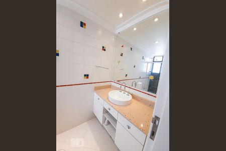 Apartamento à venda com 240m², 4 quartos e 3 vagas Apartamento à venda com 240m², 4 quartos e 3 vagasBanheiro da Suíte 2