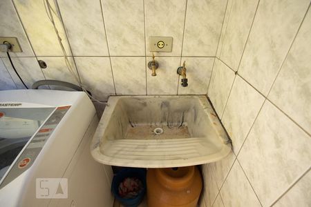 Casa à venda com 174m², 4 quartos e 2 vagas Casa à venda com 174m², 4 quartos e 2 vagasLavanderia