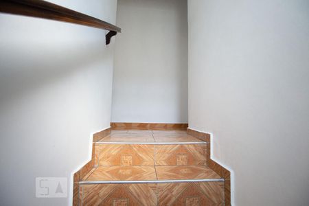 Casa à venda com 174m², 4 quartos e 2 vagas Casa à venda com 174m², 4 quartos e 2 vagasEscada