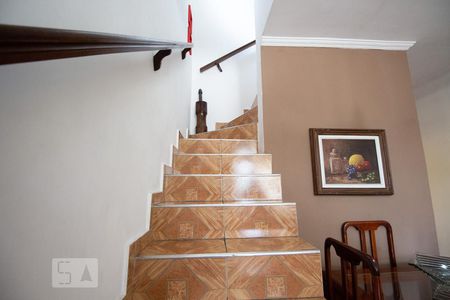 Casa à venda com 174m², 4 quartos e 2 vagas Casa à venda com 174m², 4 quartos e 2 vagasEscada