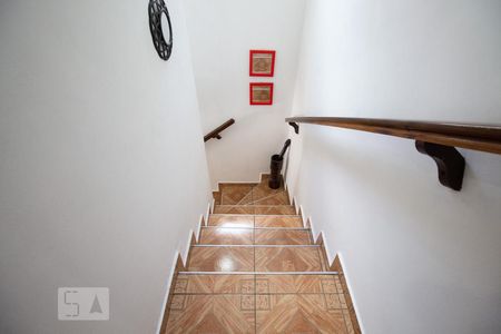 Casa à venda com 174m², 4 quartos e 2 vagas Casa à venda com 174m², 4 quartos e 2 vagasEscada