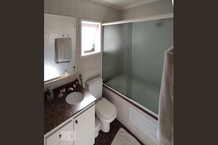 Casa de condomínio à venda com 310m², 3 quartos e sem vaga Casa de condomínio à venda com 310m², 3 quartos e sem vagaBanheiro