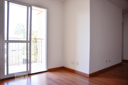 Sala Vista Ampla e Janelas de apartamento para alugar com 2 quartos, 52m² em Vila Taquari, São Paulo