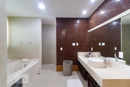 Apartamento à venda com 420m², 5 quartos e 3 vagasBanheiro da Suíte 4