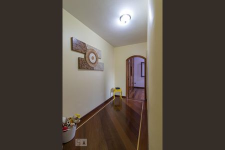 Casa à venda com 240m², 3 quartos e 5 vagas Casa à venda com 240m², 3 quartos e 5 vagasCorredor