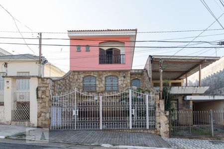 Casa à venda com 240m², 3 quartos e 5 vagas Casa à venda com 240m², 3 quartos e 5 vagasFachada