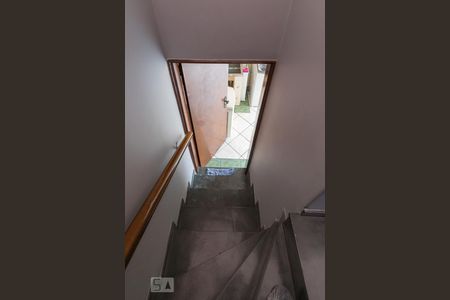 Casa à venda com 240m², 3 quartos e 5 vagas Casa à venda com 240m², 3 quartos e 5 vagasEscada