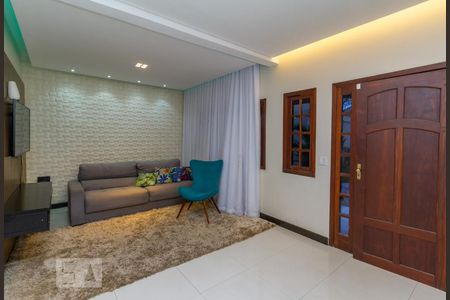 Sala de casa para alugar com 3 quartos, 400m² em Heliópolis, Belo Horizonte