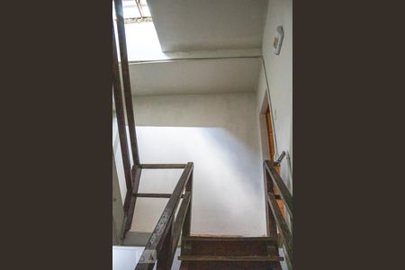 Casa à venda com 312m², 5 quartos e sem vaga Casa à venda com 312m², 5 quartos e sem vagaEscada para o segundo andar