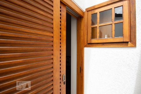 Casa à venda com 270m², 5 quartos e 4 vagas Casa à venda com 270m², 5 quartos e 4 vagasVaranda