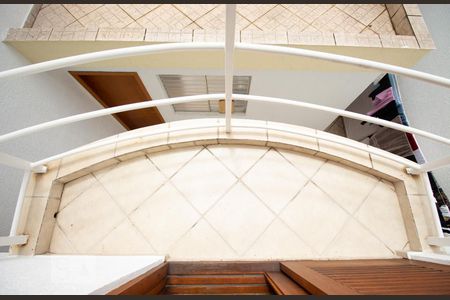 Casa à venda com 270m², 5 quartos e 4 vagas Casa à venda com 270m², 5 quartos e 4 vagasVaranda