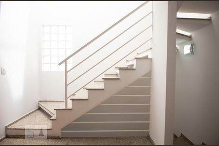 Casa à venda com 270m², 5 quartos e 4 vagas Casa à venda com 270m², 5 quartos e 4 vagasEscada