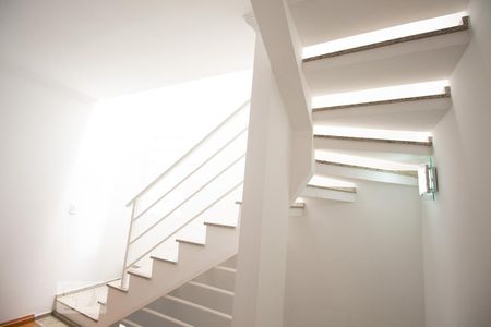 Casa à venda com 270m², 5 quartos e 4 vagas Casa à venda com 270m², 5 quartos e 4 vagasEscada