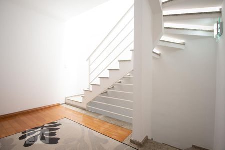 Casa à venda com 270m², 5 quartos e 4 vagas Casa à venda com 270m², 5 quartos e 4 vagasEscada