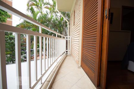 Casa à venda com 270m², 5 quartos e 4 vagas Casa à venda com 270m², 5 quartos e 4 vagasVaranda