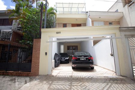 Casa à venda com 270m², 5 quartos e 4 vagas Casa à venda com 270m², 5 quartos e 4 vagasFachada
