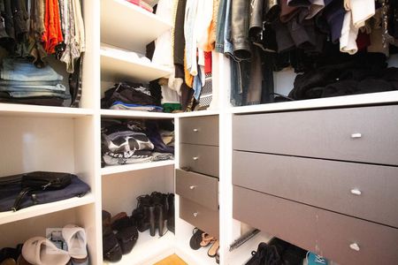 Casa à venda com 270m², 5 quartos e 4 vagas Casa à venda com 270m², 5 quartos e 4 vagasCloset